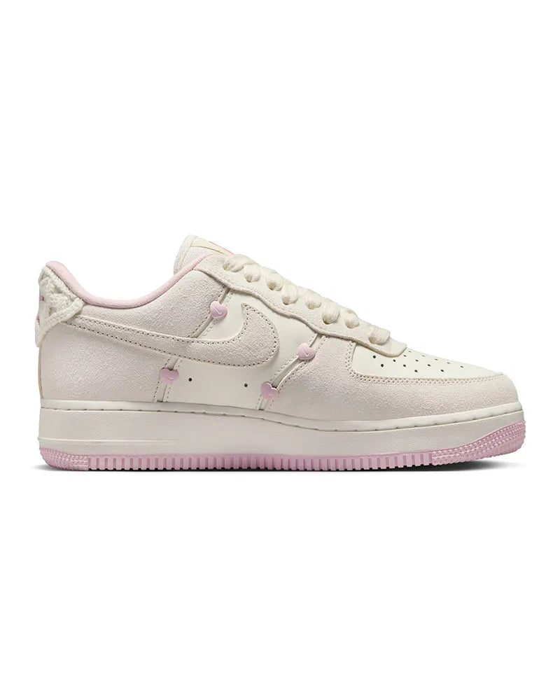 Tênis Nike Air Force 1 07 LX Feminino