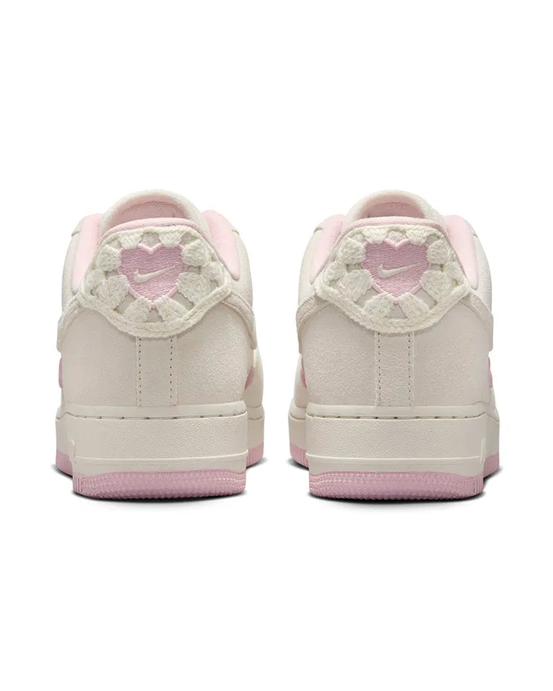Tênis Nike Air Force 1 07 LX Feminino