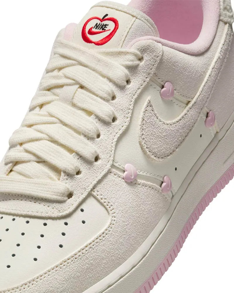 Tênis Nike Air Force 1 07 LX Feminino