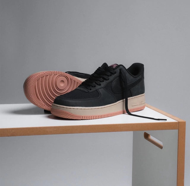 Tênis Nike Air Force 1 07 LX Black Red Stardust Sanddrift