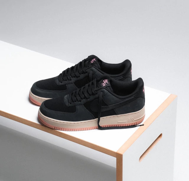 Tênis Nike Air Force 1 07 LX Black Red Stardust Sanddrift